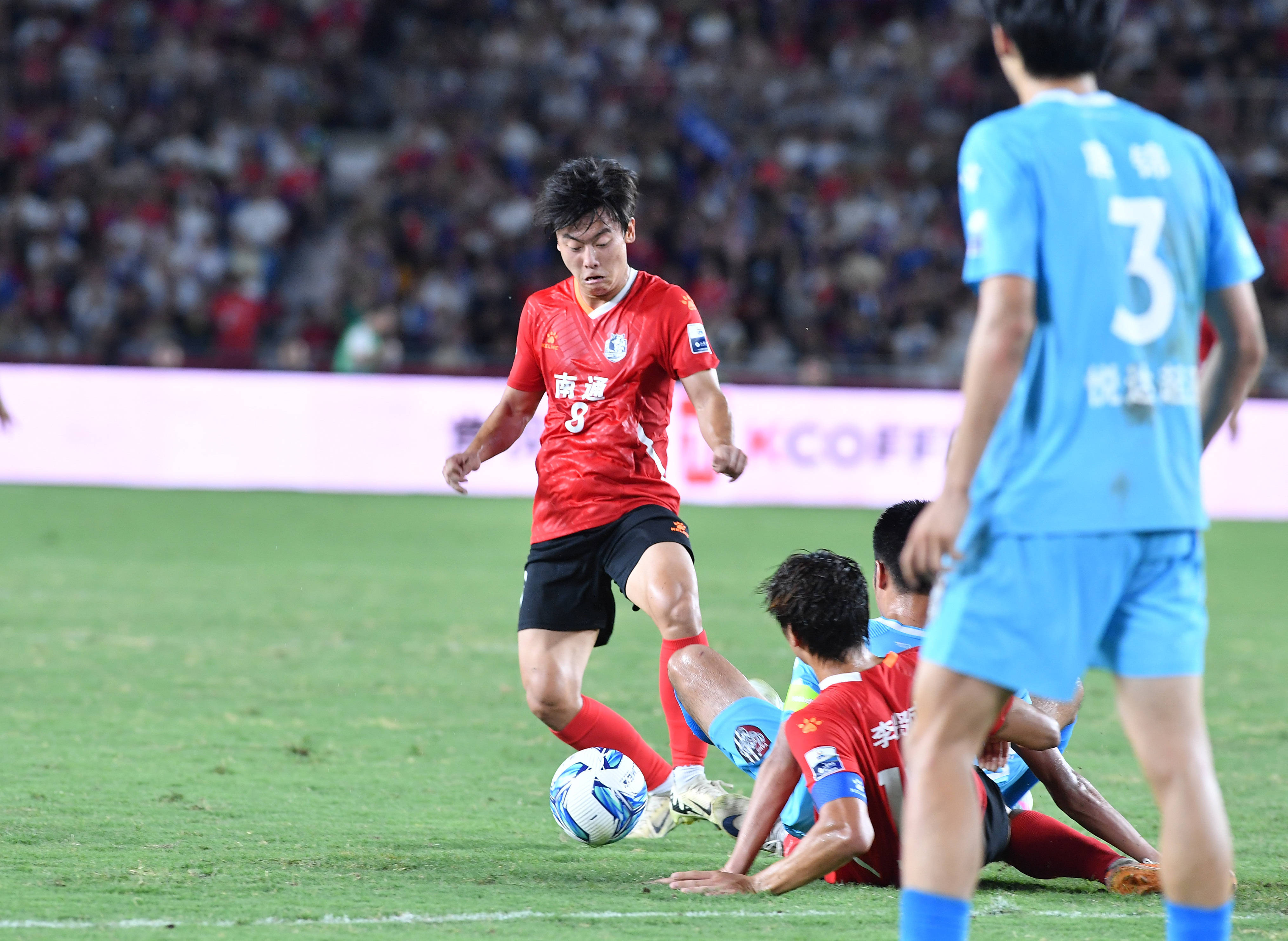 （体育）足球——江苏省城市足球联赛：南通队胜盐城队