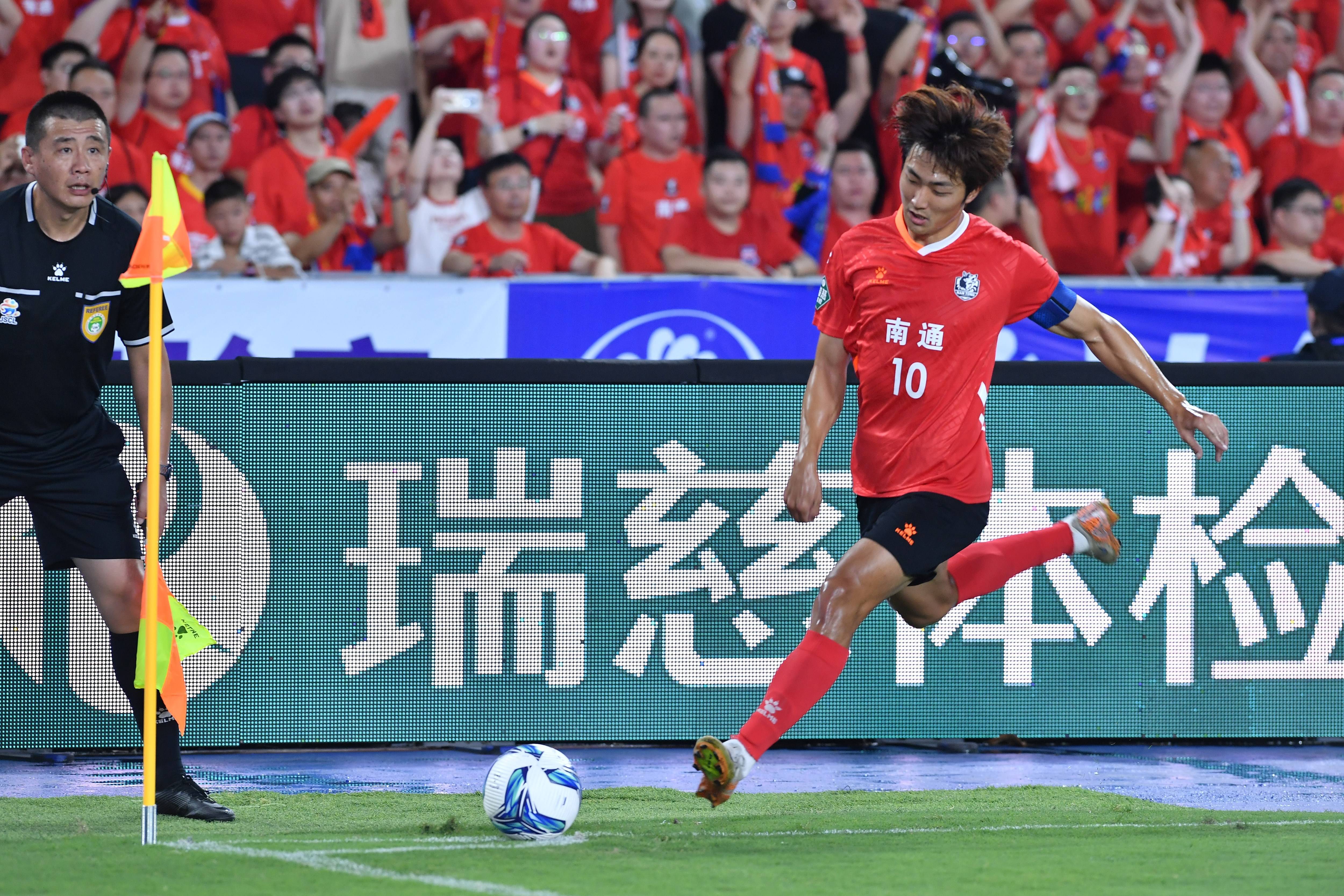 （体育）足球——江苏省城市足球联赛：南通队胜盐城队