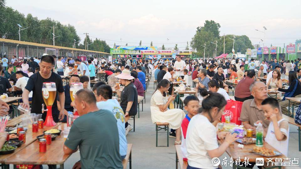 “足球+啤酒”2025胶州青年湖啤酒节开幕