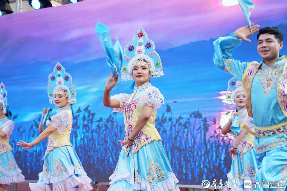 “足球+啤酒”2025胶州青年湖啤酒节开幕