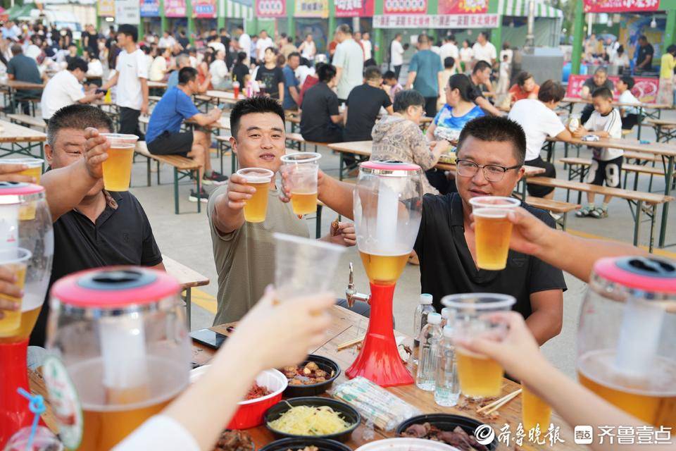 “足球+啤酒”2025胶州青年湖啤酒节开幕