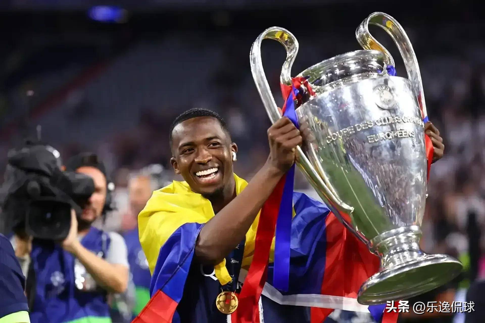 法兰克福赚翻了，球星与豪门栽惨了：天价引援的法兰克福诅咒