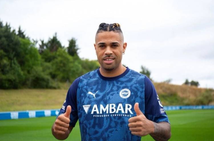 官方:前皇马前锋马里亚诺随阿拉维斯一线队训练