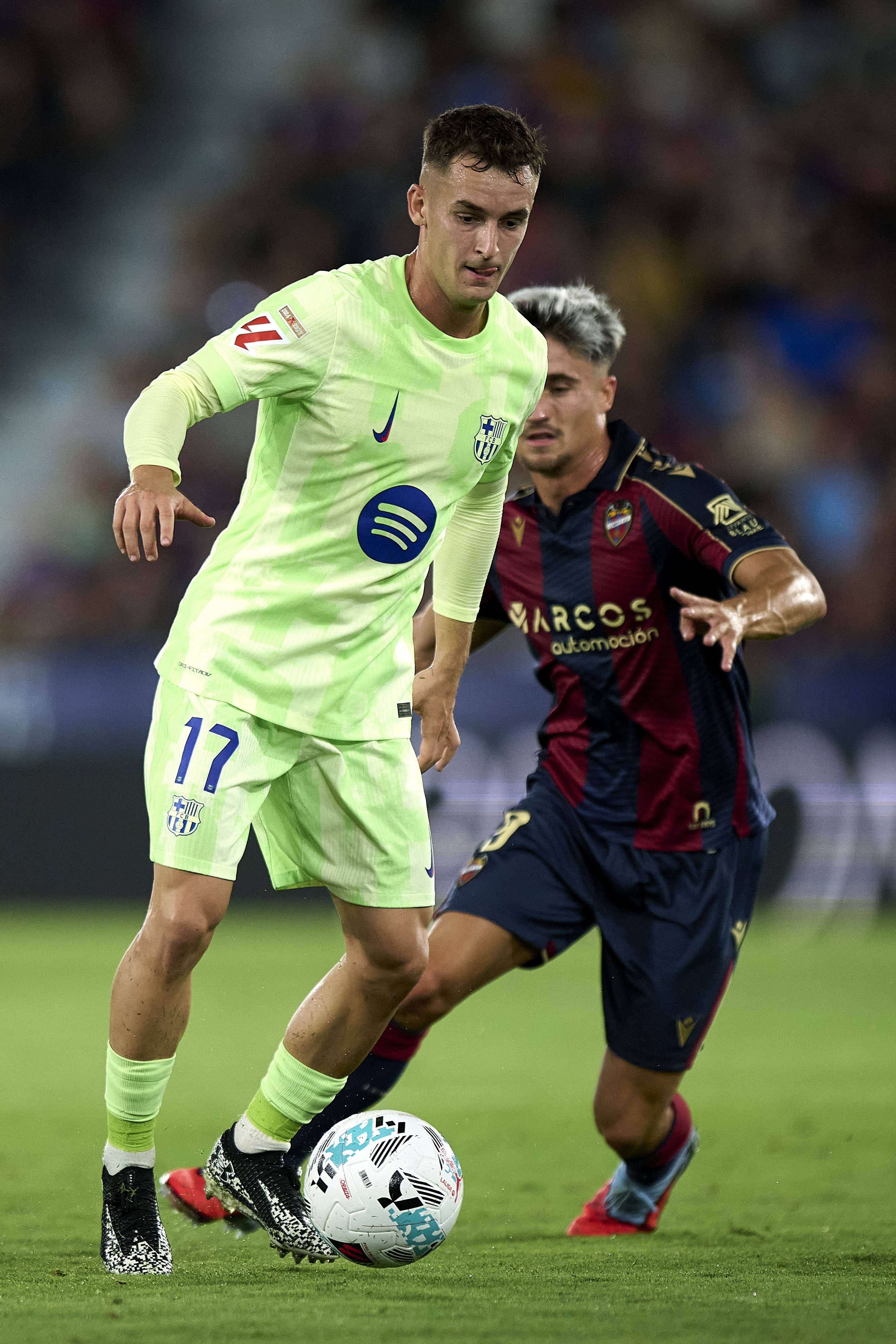 （体育）足球——西甲：巴塞罗那胜莱万特