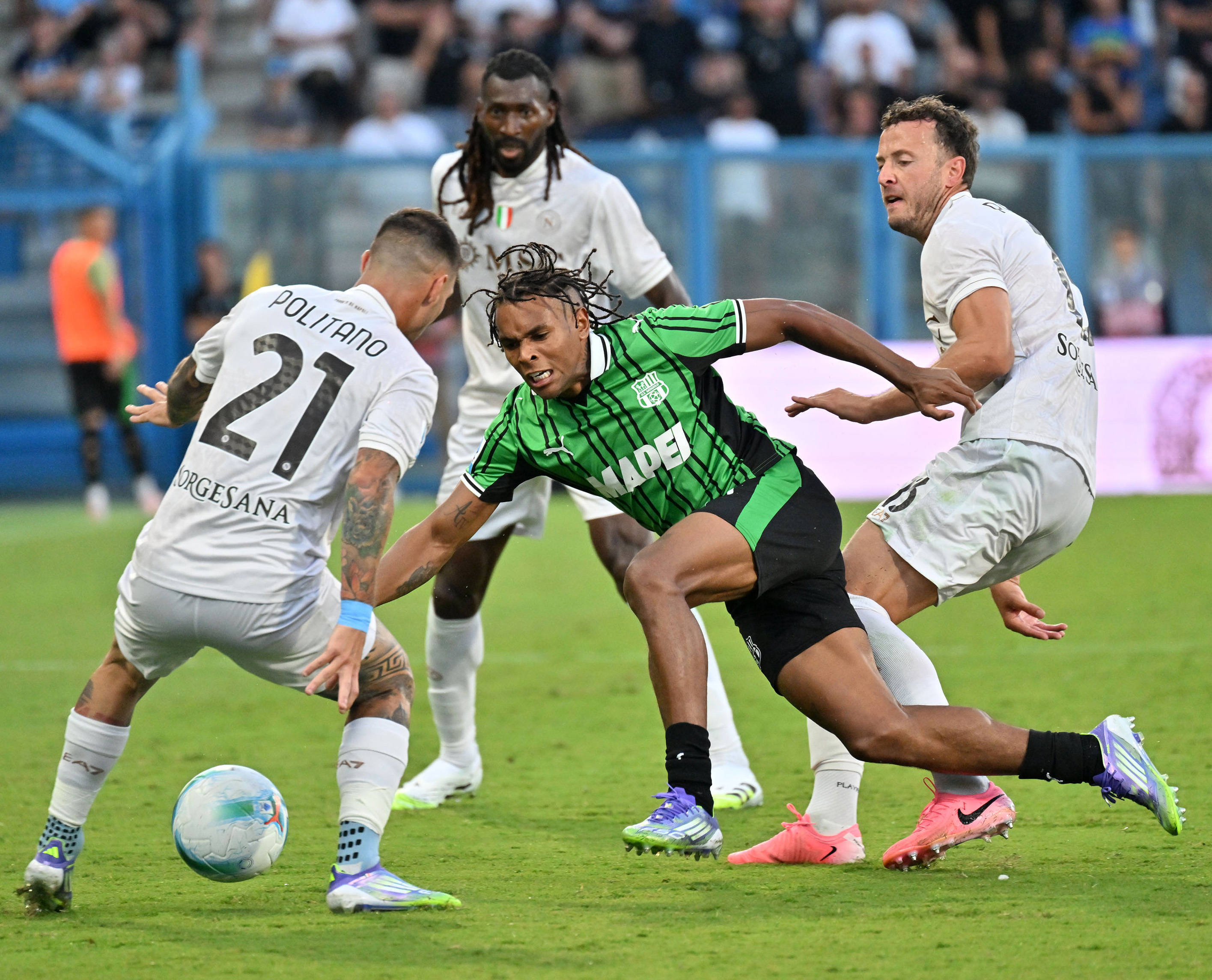 (体育)足球——意甲:那不勒斯胜萨索洛